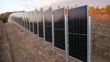 Las revolucionarias placas solares verticales que logran 7 veces mas energía
